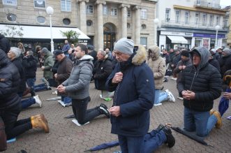 Zagreb: Muškarci na Trgu bana Josipa Jelačića molili krunicu