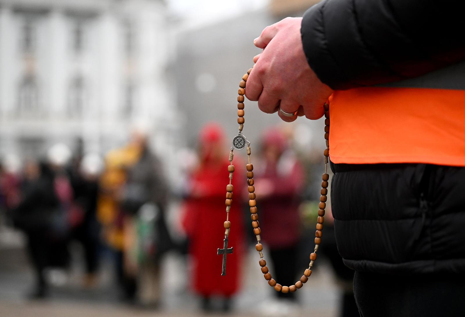 Zagreb: Muškarci na Trgu bana Josipa Jelačića molili krunicu