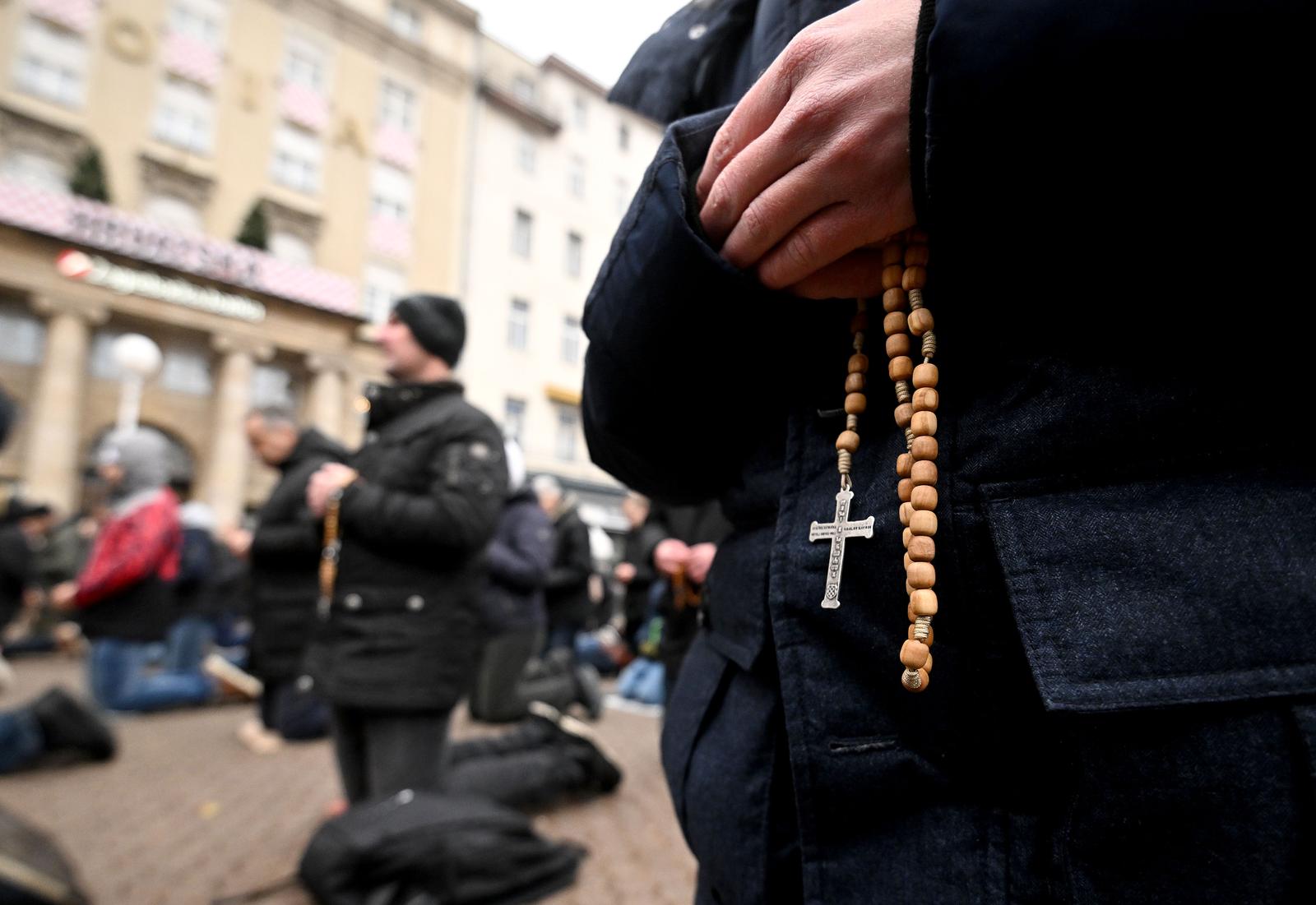 Zagreb: Muškarci na Trgu bana Josipa Jelačića molili krunicu