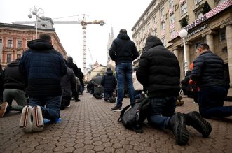 Zagreb: Muškarci na Trgu bana Josipa Jelačića molili krunicu