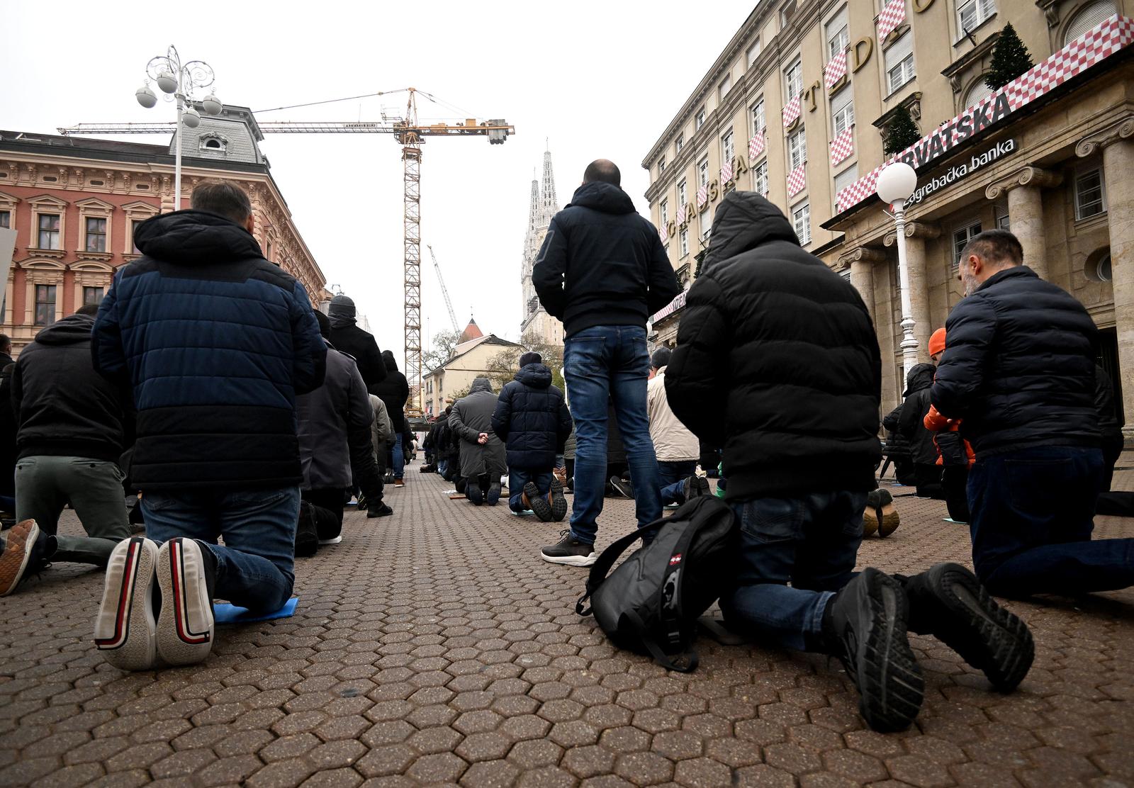 Zagreb: Muškarci na Trgu bana Josipa Jelačića molili krunicu