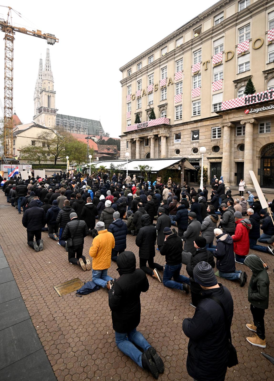 Zagreb: Muškarci na Trgu bana Josipa Jelačića molili krunicu