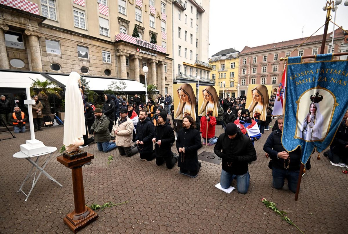 Zagreb: Muškarci na Trgu bana Josipa Jelačića molili krunicu