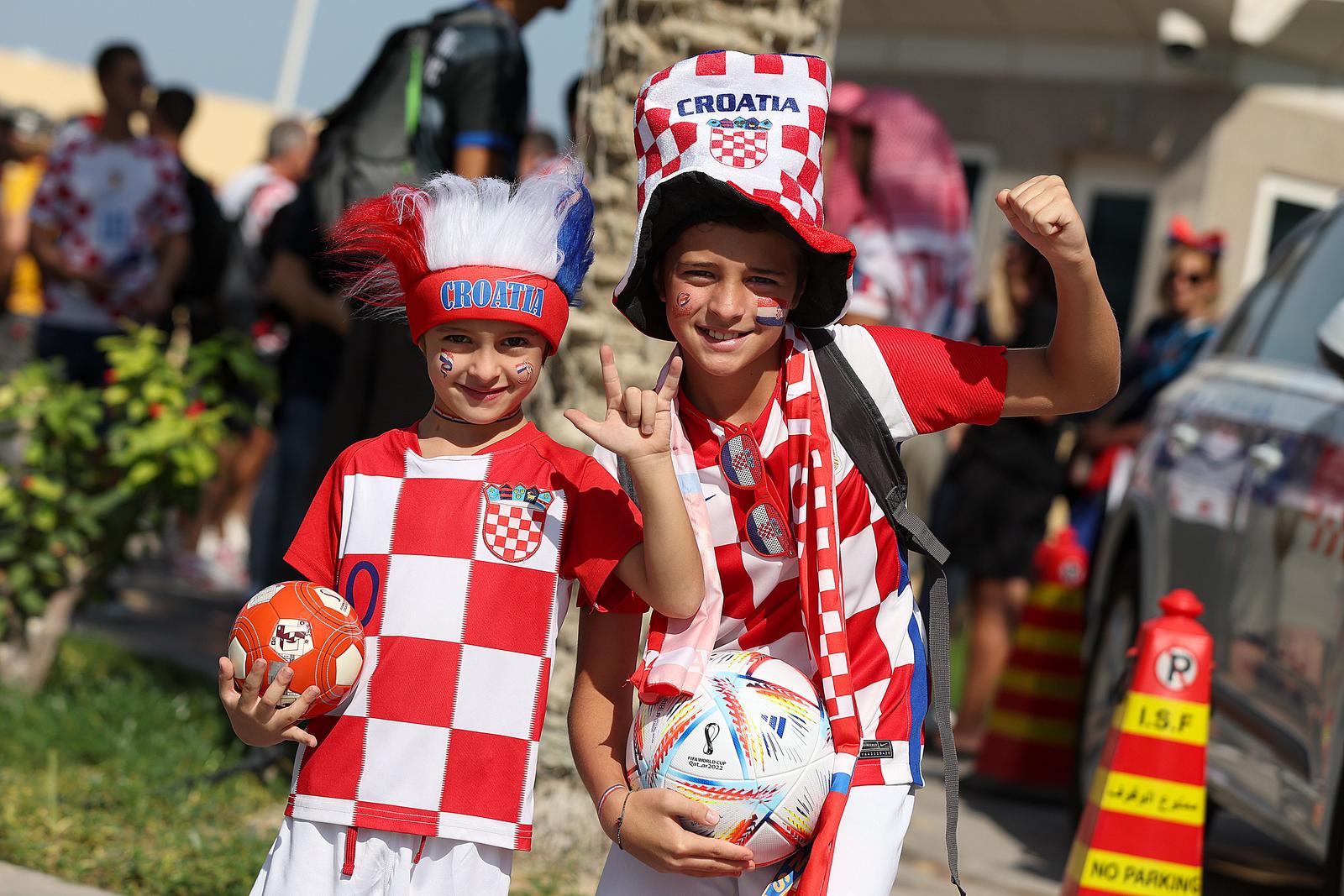 KATAR 2022 – Hrvatski navijači ispred hotela Hilton došli su pružiti podršku igračima