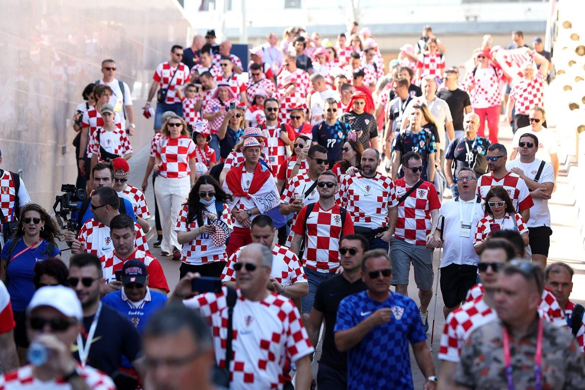 KATAR 2022 – Hrvatski navijači ispred hotela Hilton došli su pružiti podršku igračima