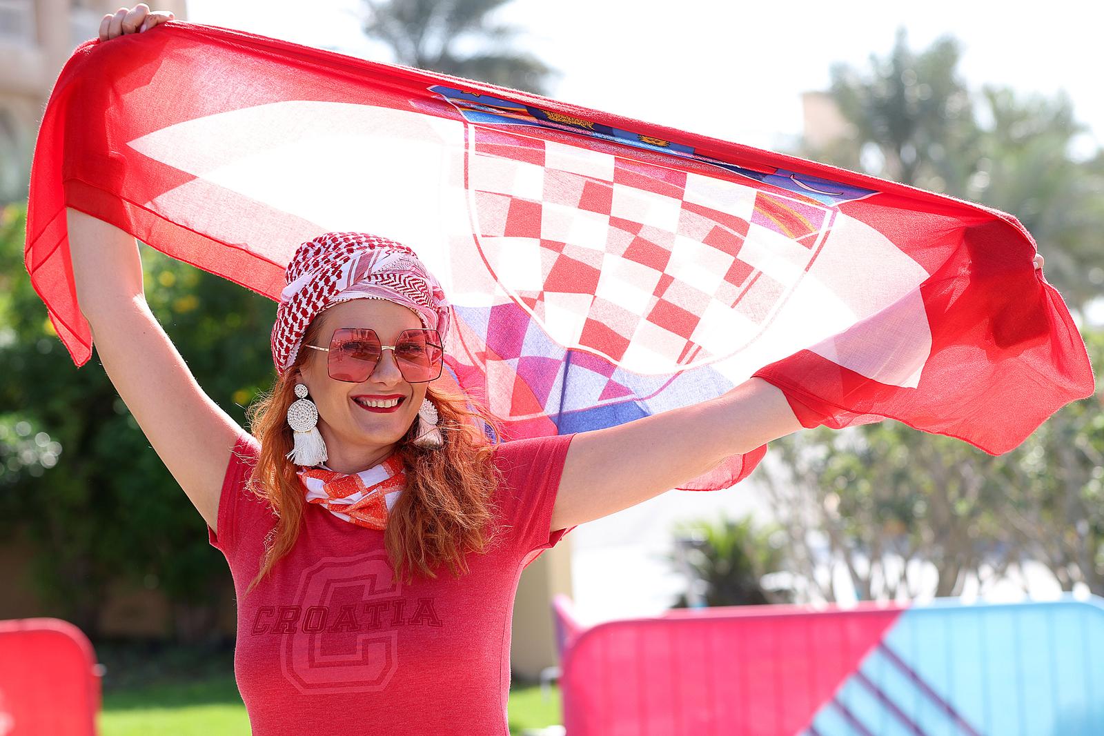 KATAR 2022 – Hrvatski navijači ispred hotela Hilton došli su pružiti podršku igračima