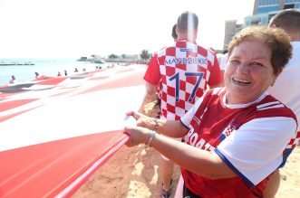 KATAR 2022 – Hrvatski navijači razvili zastavu dugu 200 metara ispred hotela Hilton