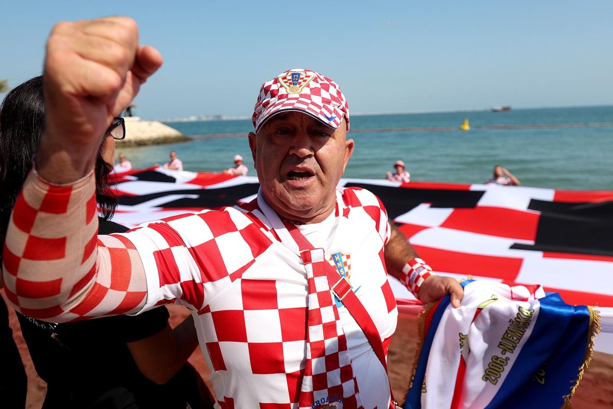 KATAR 2022 – Hrvatski navijači razvili zastavu dugu 200 metara ispred hotela Hilton