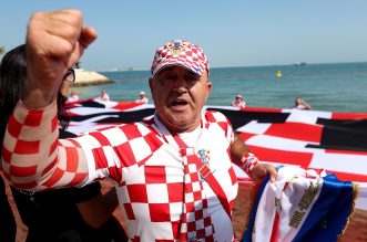 KATAR 2022 – Hrvatski navijači razvili zastavu dugu 200 metara ispred hotela Hilton