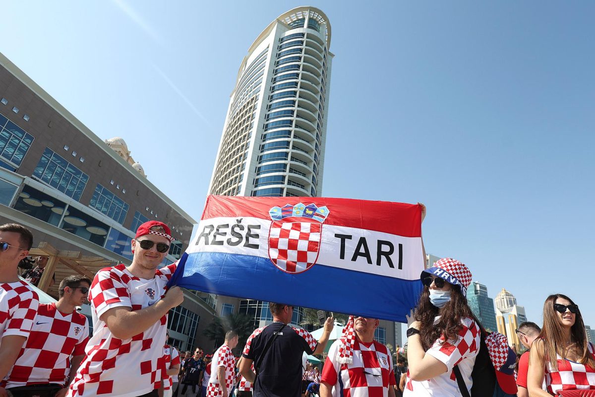 KATAR 2022 – Hrvatski navijači razvili zastavu dugu 200 metara ispred hotela Hilton