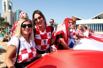 KATAR 2022 – Hrvatski navijači razvili zastavu dugu 200 metara ispred hotela Hilton