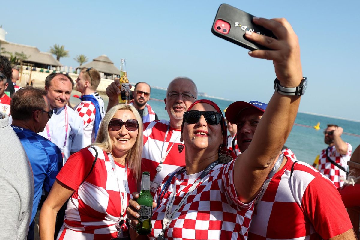 KATAR 2022 – Hrvatska reprezentacija podijelila pive navijačima koje su nestale u kratkom roku