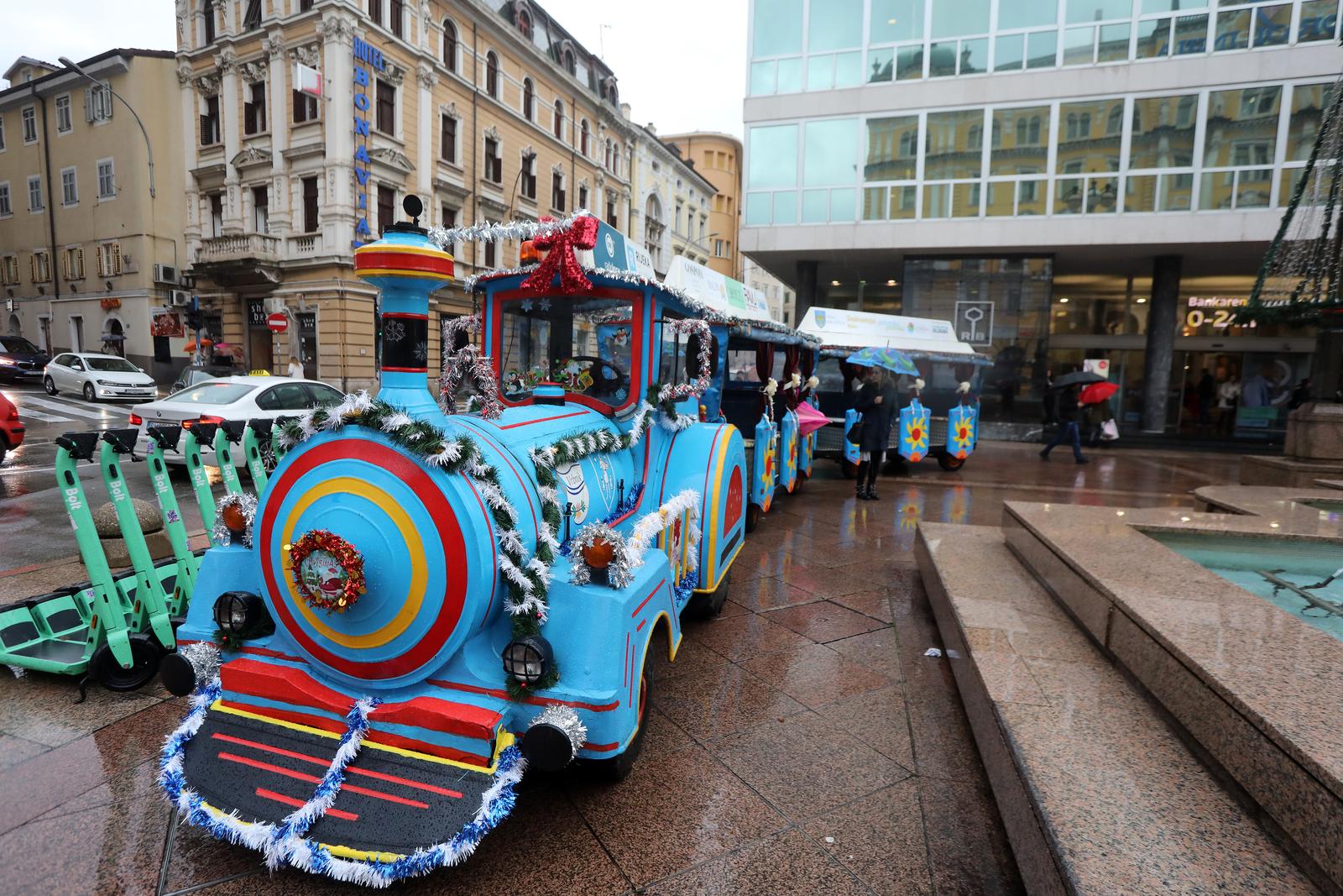 Rijeka: Vlakić Djeda Mraza stigao je uoči blagdana na Korzo
