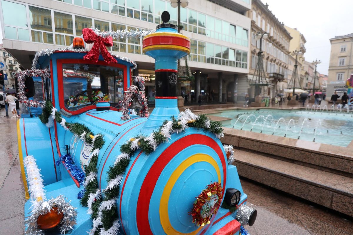 Rijeka: Vlakić Djeda Mraza stigao je uoči blagdana na Korzo