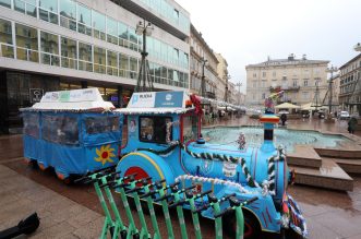 Rijeka: Vlakić Djeda Mraza stigao je uoči blagdana na Korzo