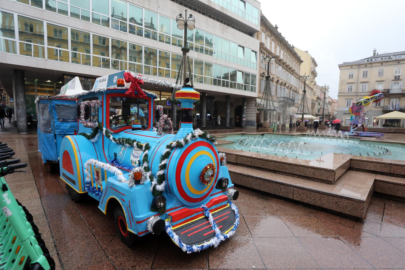 Rijeka: Vlakić Djeda Mraza stigao je uoči blagdana na Korzo