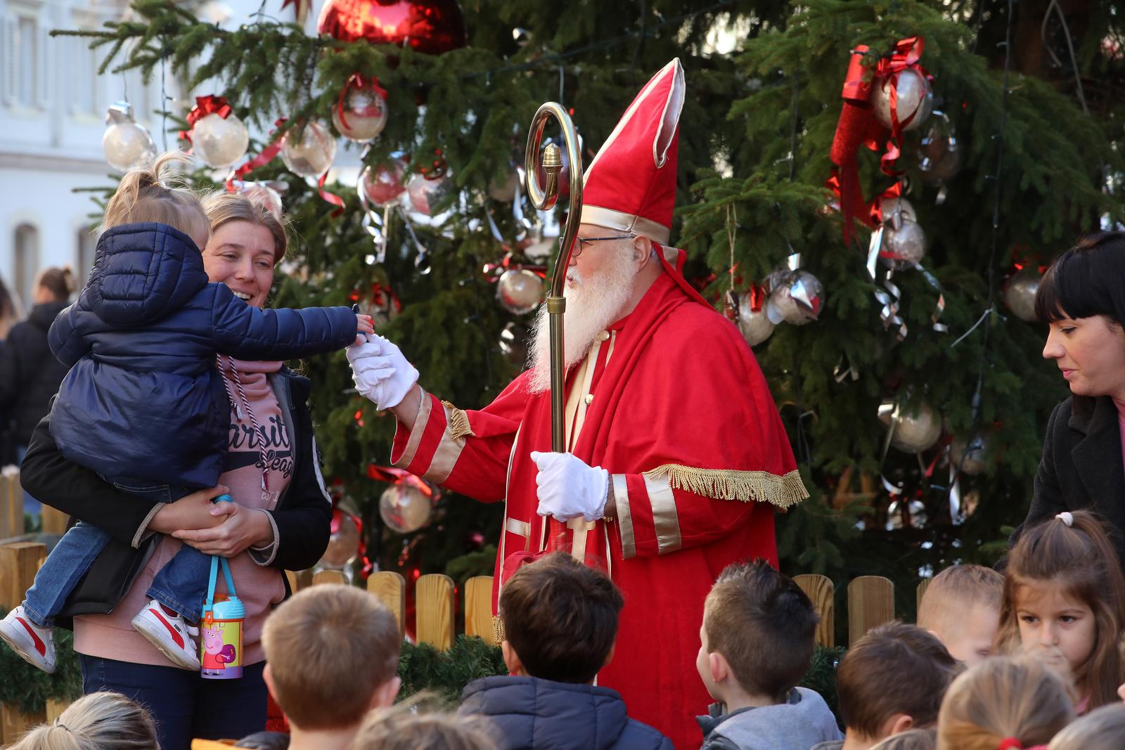 Rijeka: Sveti Nikola na Korzu uveseljavao najmlađe