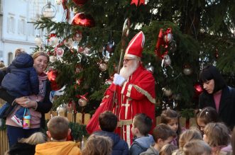 Rijeka: Sveti Nikola na Korzu uveseljavao najmlađe