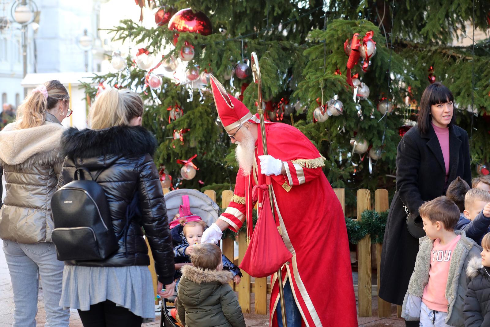 Rijeka: Sveti Nikola na Korzu uveseljavao najmlađe