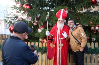 Rijeka: Sveti Nikola na Korzu uveseljavao najmlađe