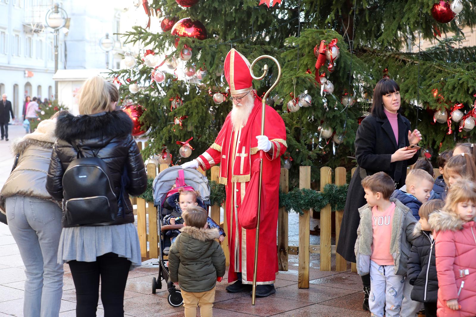 Rijeka: Sveti Nikola na Korzu uveseljavao najmlađe