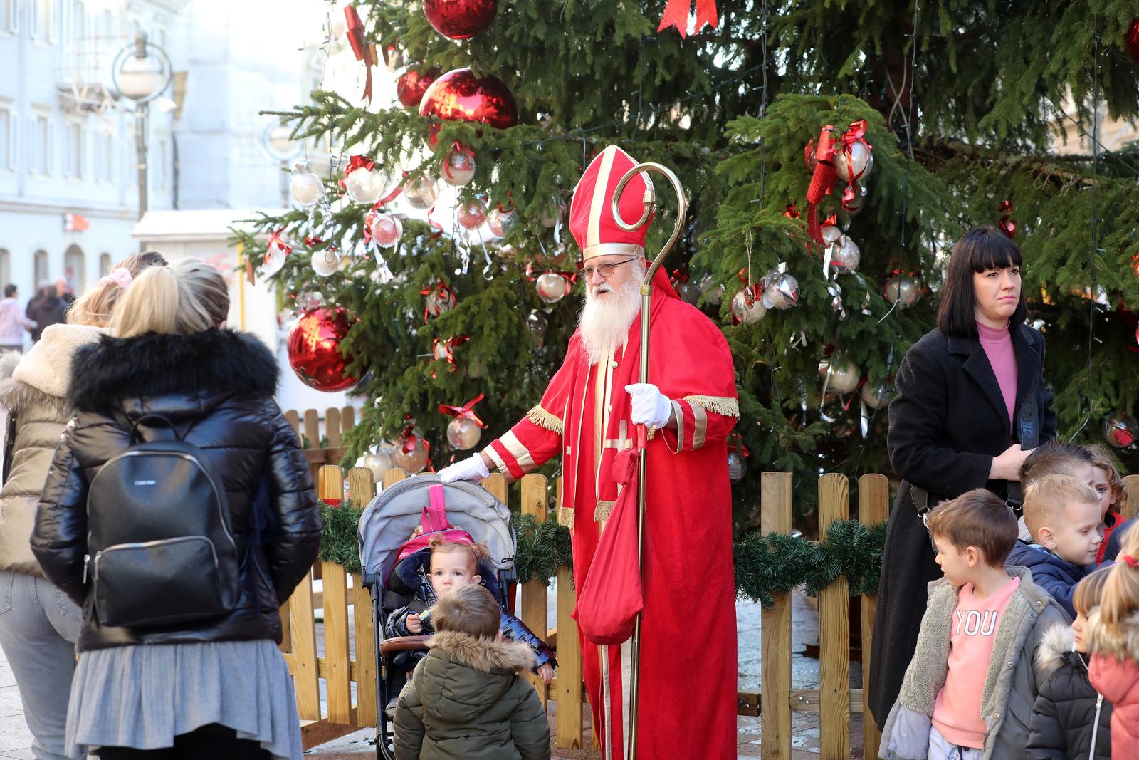 Rijeka: Sveti Nikola na Korzu uveseljavao najmlađe
