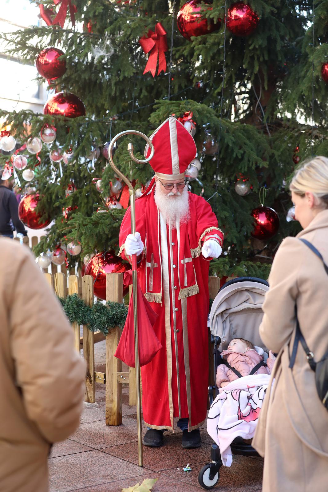 Rijeka: Sveti Nikola na Korzu uveseljavao najmlađe