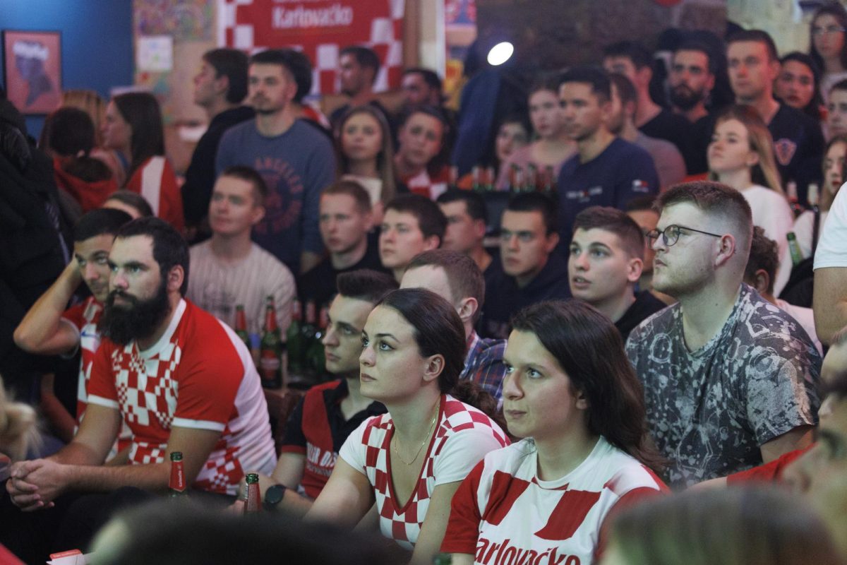 Navijači u Rijeci prate utakmicu Hrvatske i Brazila