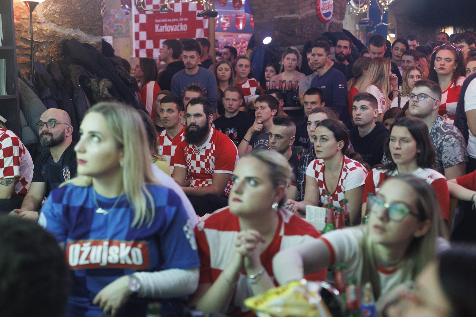 Navijači u Rijeci prate utakmicu Hrvatske i Brazila Navijači u Rijeci prate utakmicu Hrvatske i Brazila