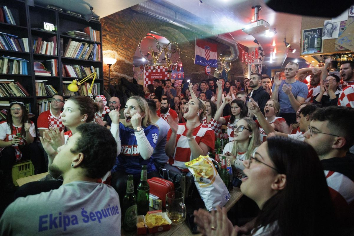 Navijači u Rijeci prate utakmicu Hrvatske i Brazila