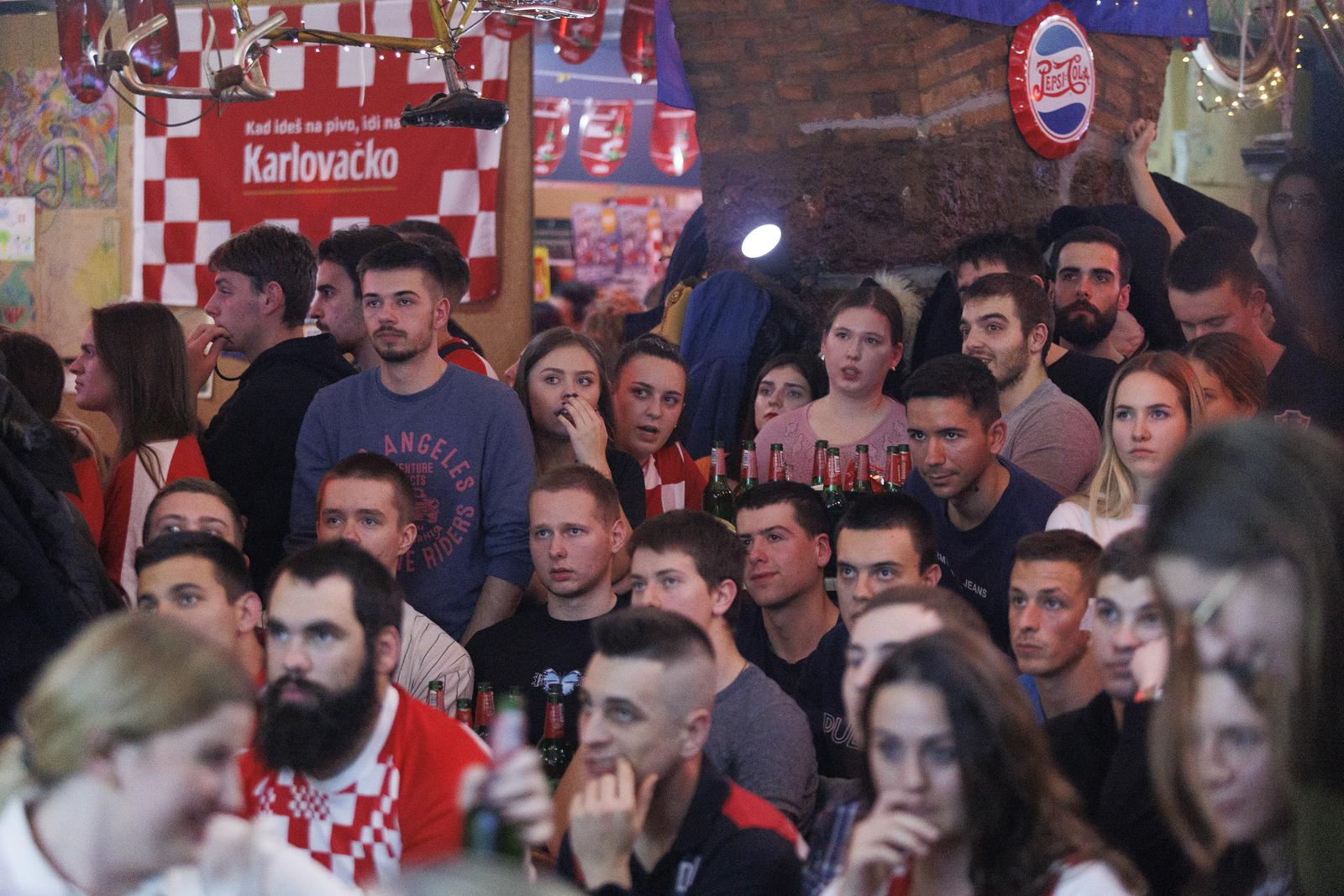 Navijači u Rijeci prate utakmicu Hrvatske i Brazila Navijači u Rijeci prate utakmicu Hrvatske i Brazila