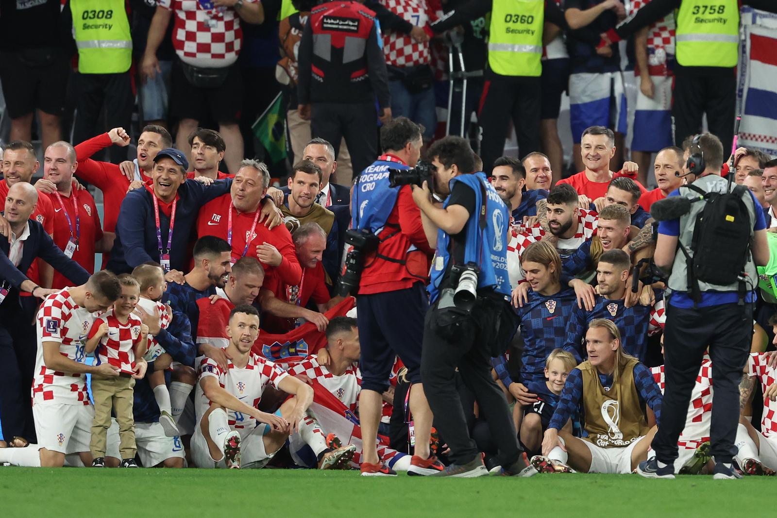 KATAR 2022 – Hrvatski igra?i fotografirali su se zajedno s ?lanovima obitelji KATAR 2022 – Hrvatski igra?i fotografirali su se zajedno s ?lanovima obitelji