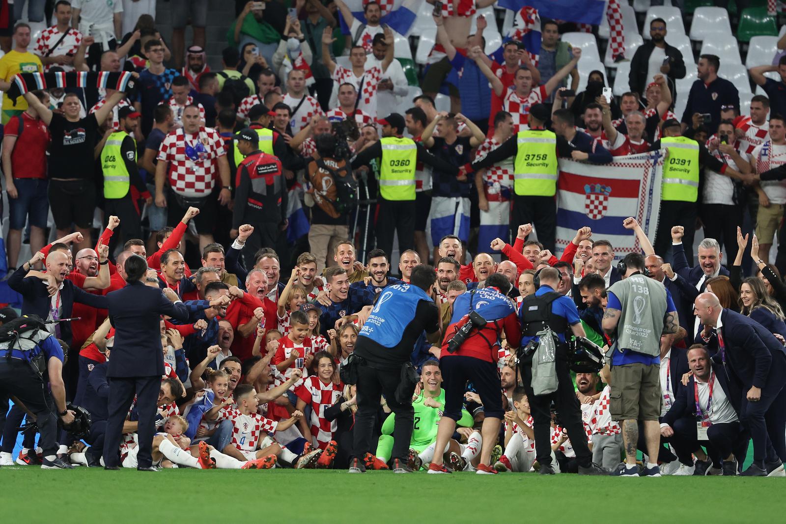 KATAR 2022 – Hrvatski igra?i fotografirali su se zajedno s ?lanovima obitelji KATAR 2022 – Hrvatski igra?i fotografirali su se zajedno s ?lanovima obitelji