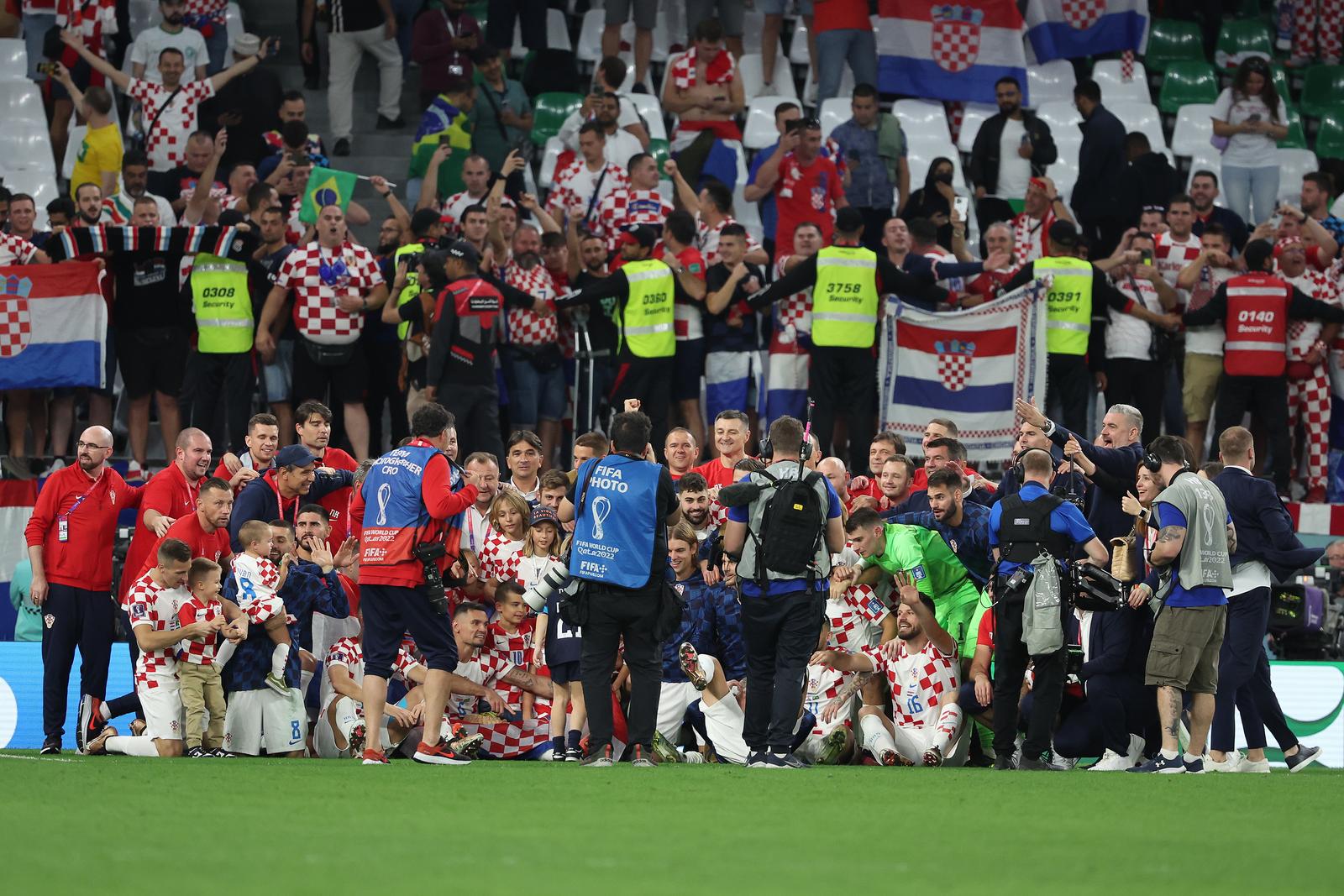 KATAR 2022 – Hrvatski igra?i fotografirali su se zajedno s ?lanovima obitelji KATAR 2022 – Hrvatski igra?i fotografirali su se zajedno s ?lanovima obitelji