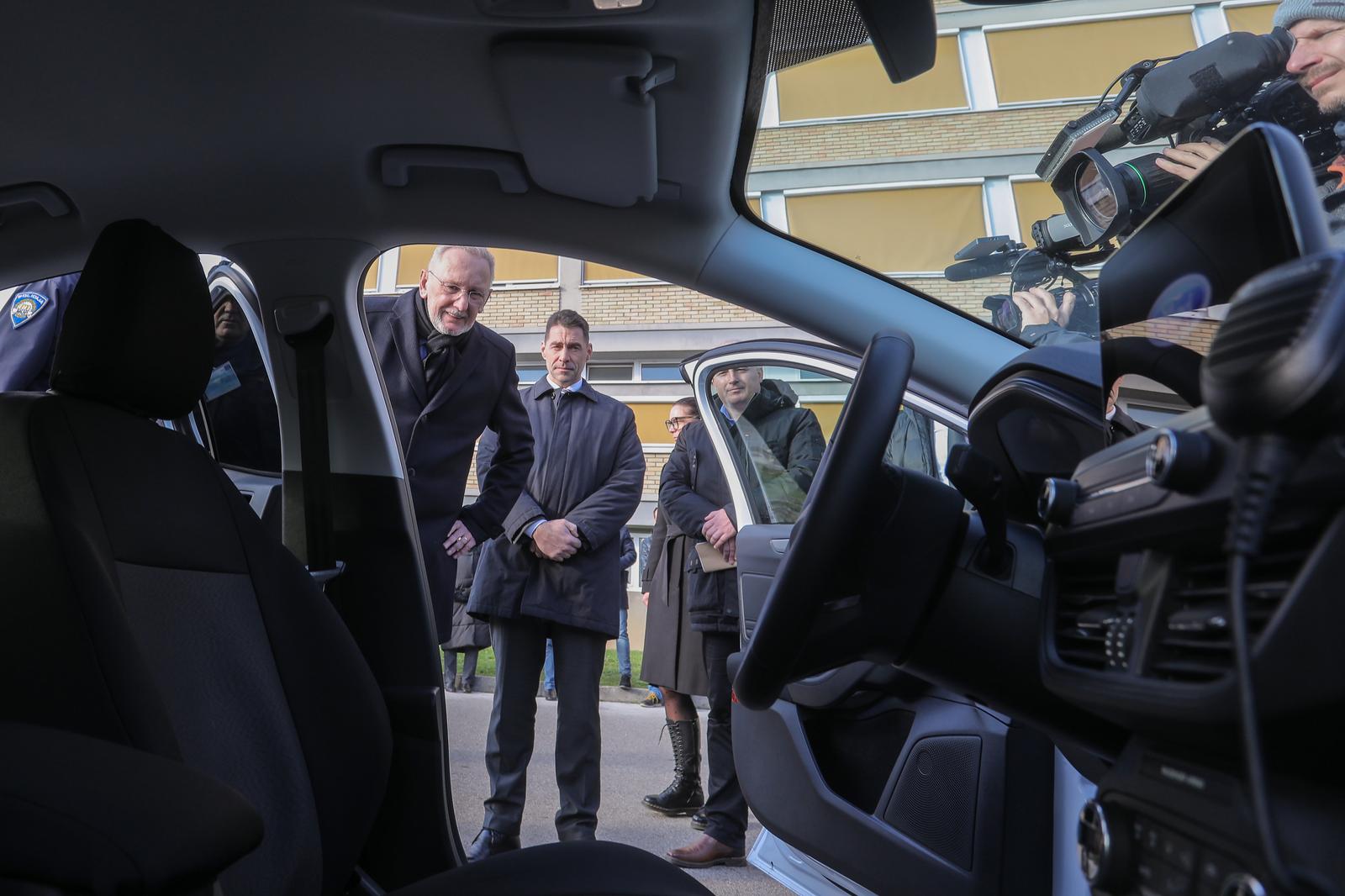 Zagreb: Primopredaja policijskih vozila