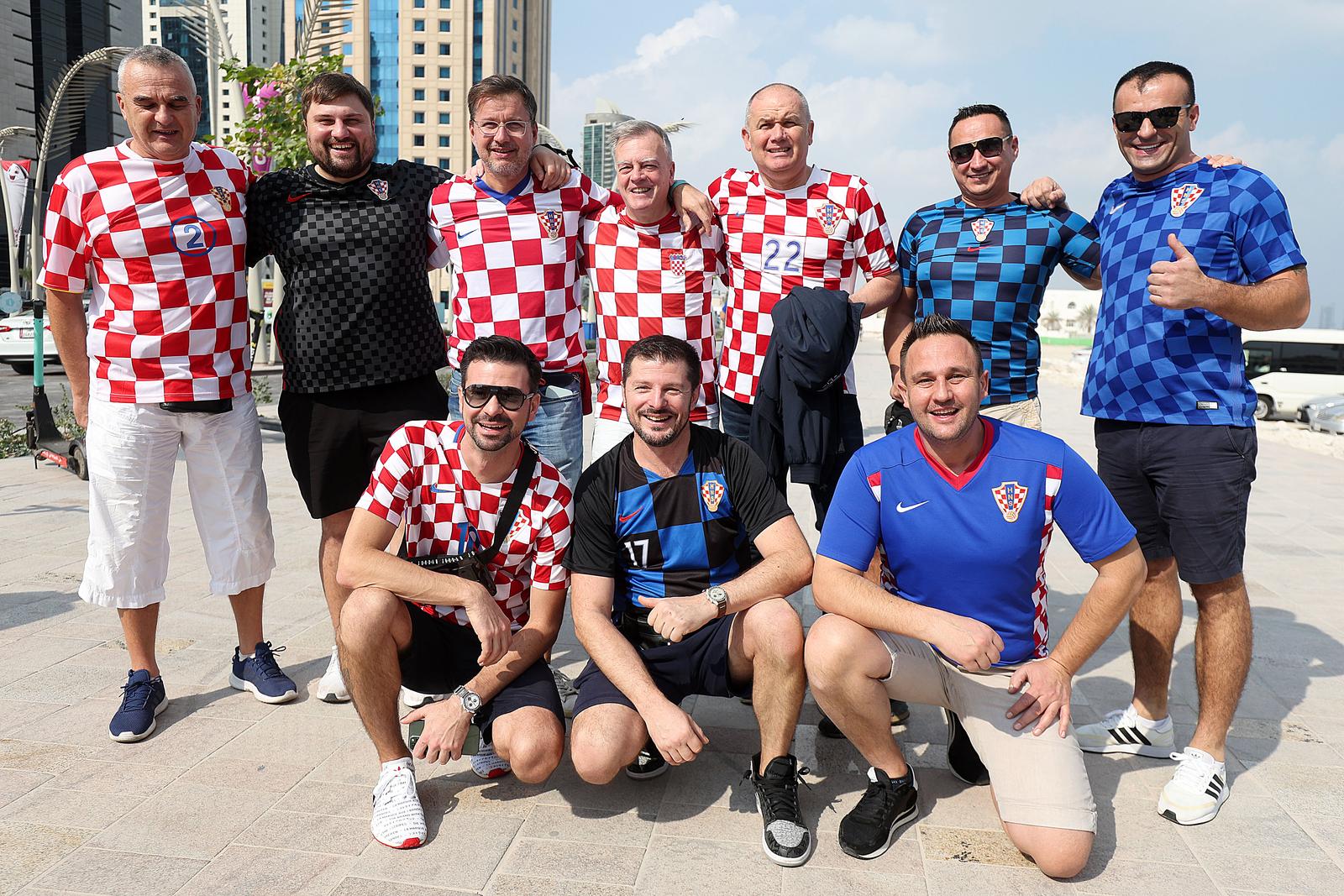 KATAR 2022 Hrvatski navijači po zadnji put razvukli najveću zastavu ispred hotela Vatrenih