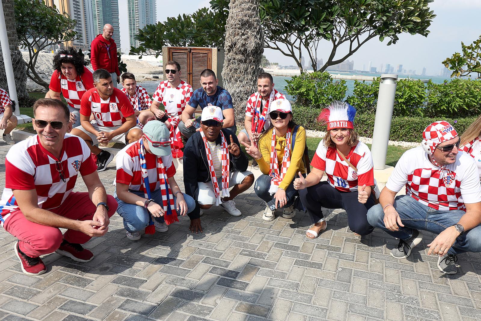 KATAR 2022 Hrvatski navijači po zadnji put razvukli najveću zastavu ispred hotela Vatrenih