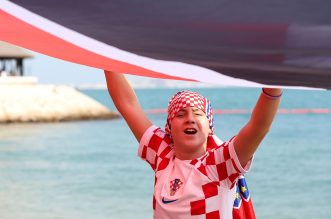 KATAR 2022 Hrvatski navijači po zadnji put razvukli najveću zastavu ispred hotela Vatrenih