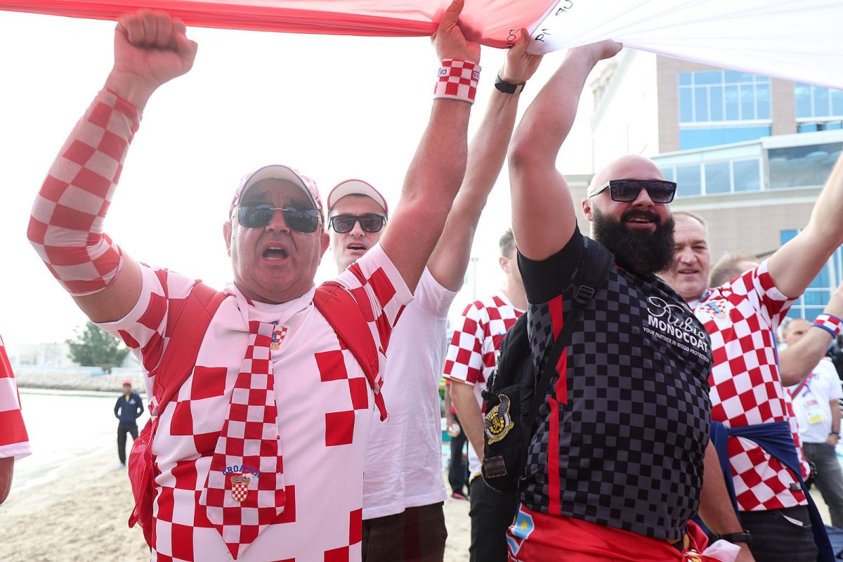 KATAR 2022 Hrvatski navijači po zadnji put razvukli najveću zastavu ispred hotela Vatrenih