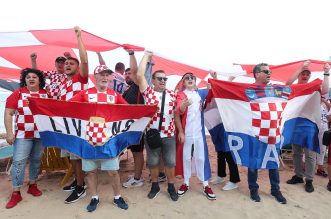 KATAR 2022 Hrvatski navijači po zadnji put razvukli najveću zastavu ispred hotela Vatrenih