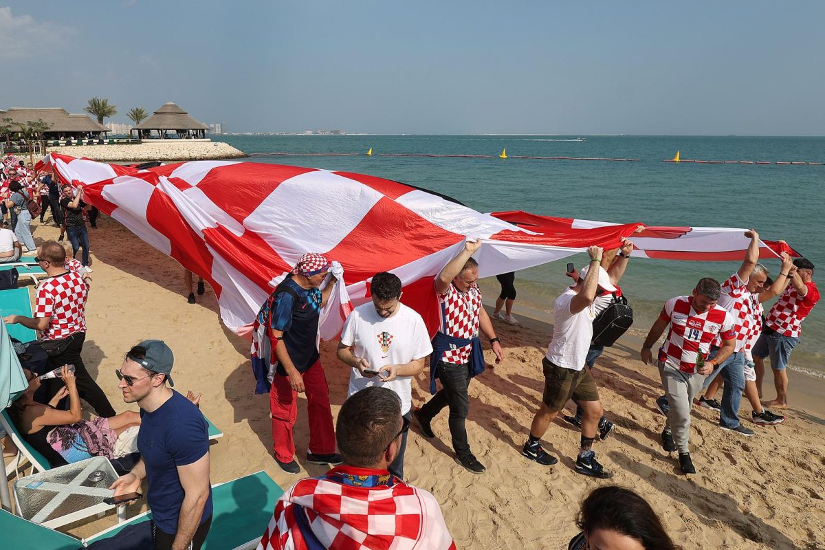 KATAR 2022 Hrvatski navijači po zadnji put razvukli najveću zastavu ispred hotela Vatrenih