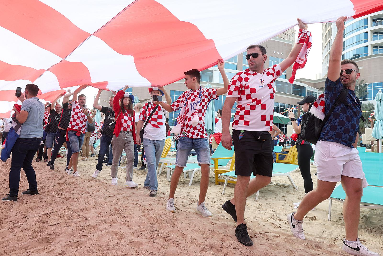KATAR 2022 Hrvatski navijači po zadnji put razvukli najveću zastavu ispred hotela Vatrenih