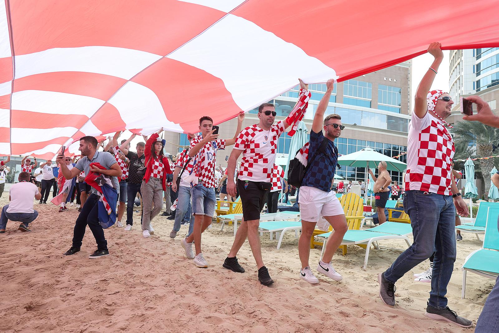 KATAR 2022 Hrvatski navijači po zadnji put razvukli najveću zastavu ispred hotela Vatrenih