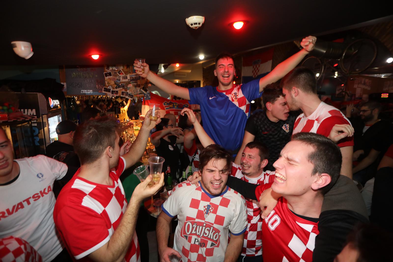 Rijeka: Slavlje nakon pobjede Hrvatske nad Marokom u borbi za broncu