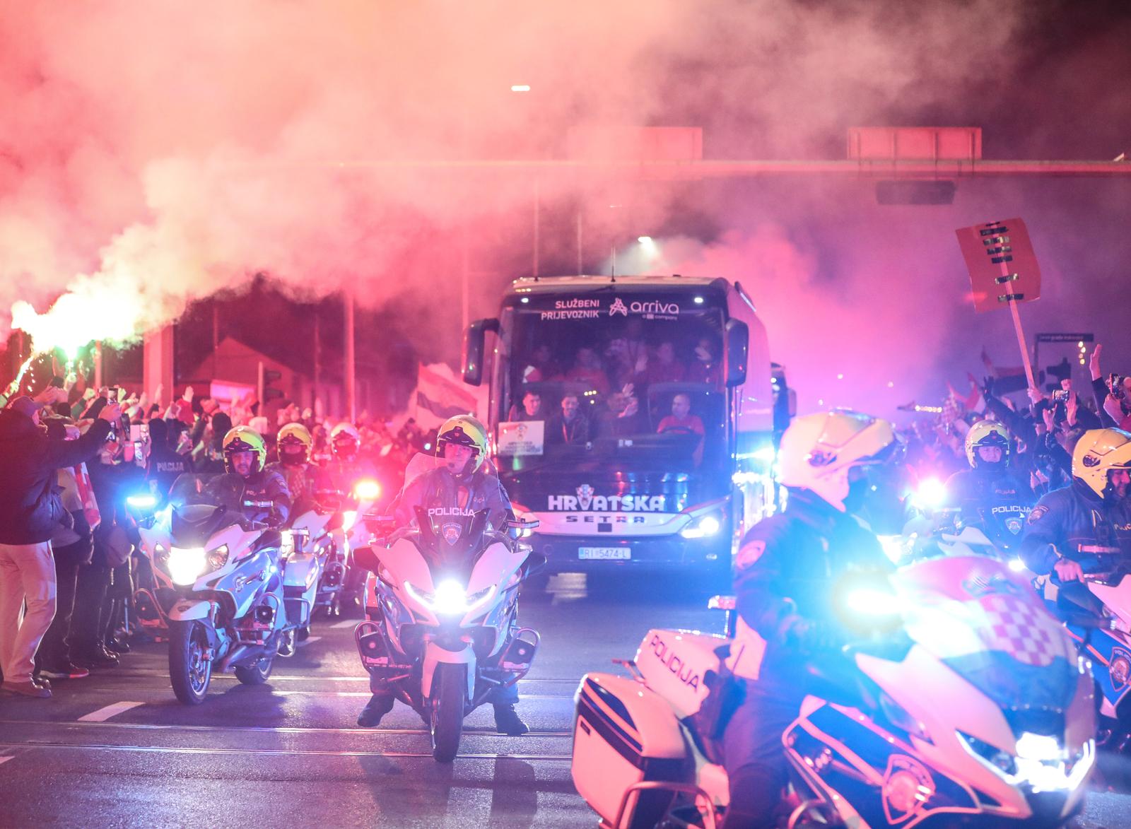 Zagreb: Bakljada kod Lisinskog povodom dolaska Vatrenih