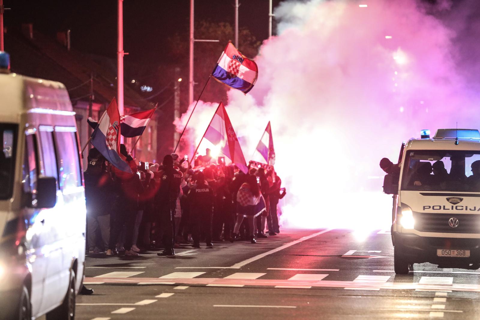 Zagreb: Bakljada kod Lisinskog povodom dolaska Vatrenih