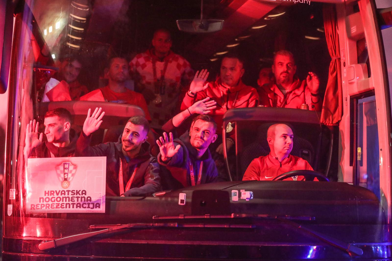 Zagreb: Bakljada kod Lisinskog povodom dolaska Vatrenih