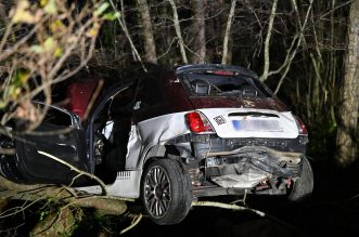 Zadvarje: Četriri osobe ozlijeđene pri sletanju automobila s ceste u provaliju