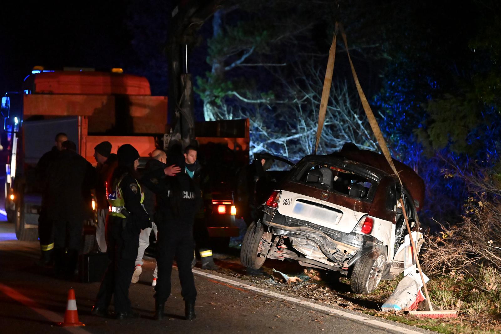 Zadvarje: Četriri osobe ozlijeđene pri sletanju automobila s ceste u provaliju