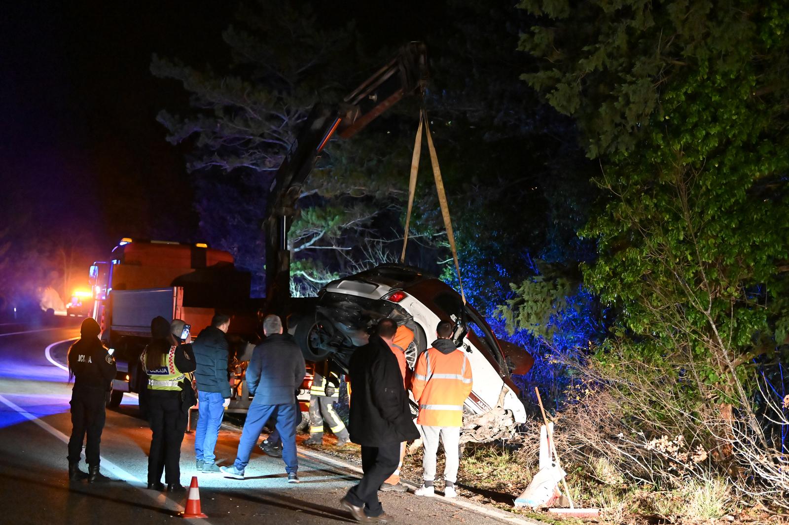 Zadvarje: Četriri osobe ozlijeđene pri sletanju automobila s ceste u provaliju